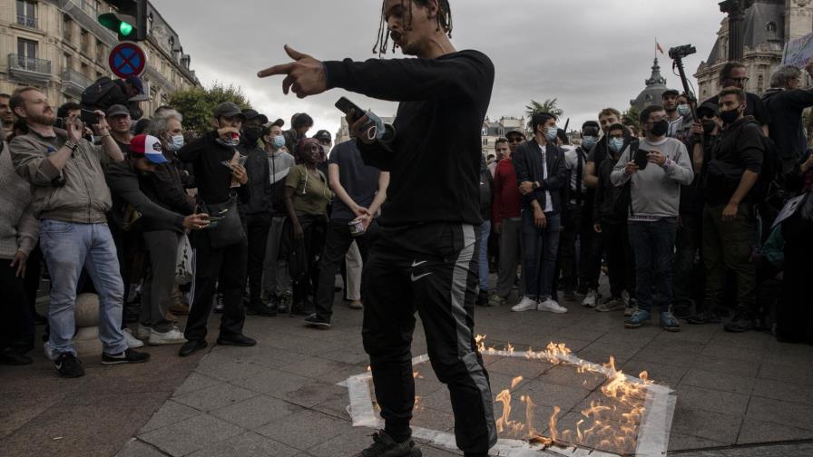 Marchan miles en Francia contra certificados de vacunación