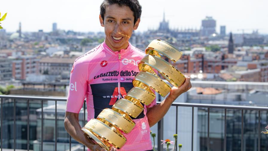 Bernal vuelve a Colombia tras recuperarse de COVID-19