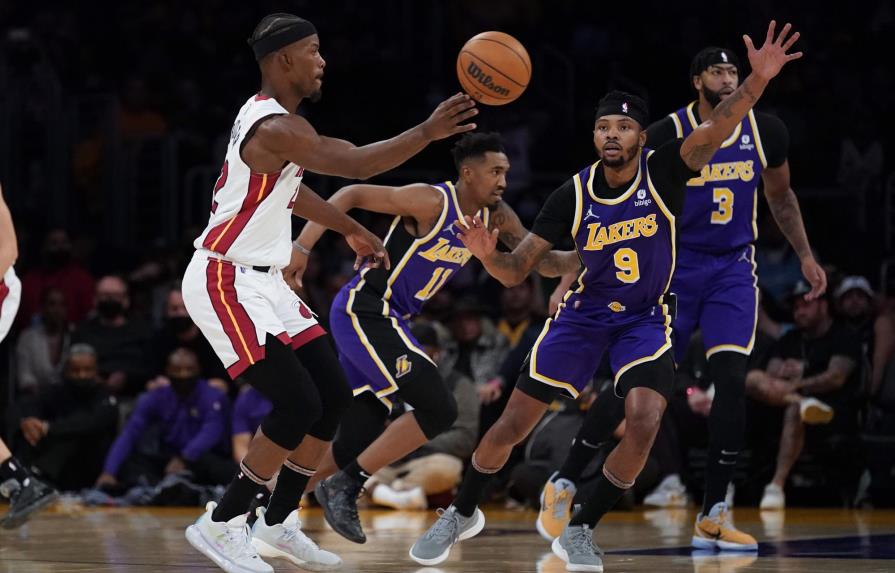 Lakers fuerzan tiempo extra, derrotan al Heat 