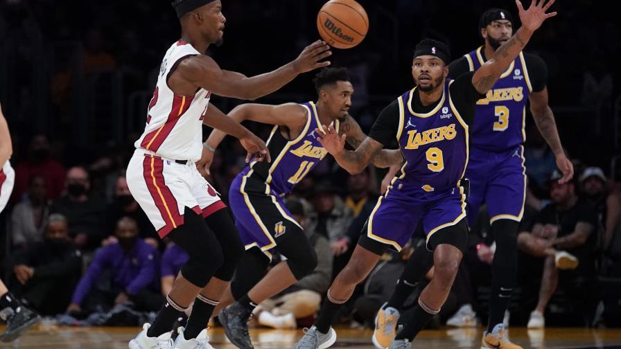 Lakers fuerzan tiempo extra, derrotan al Heat 