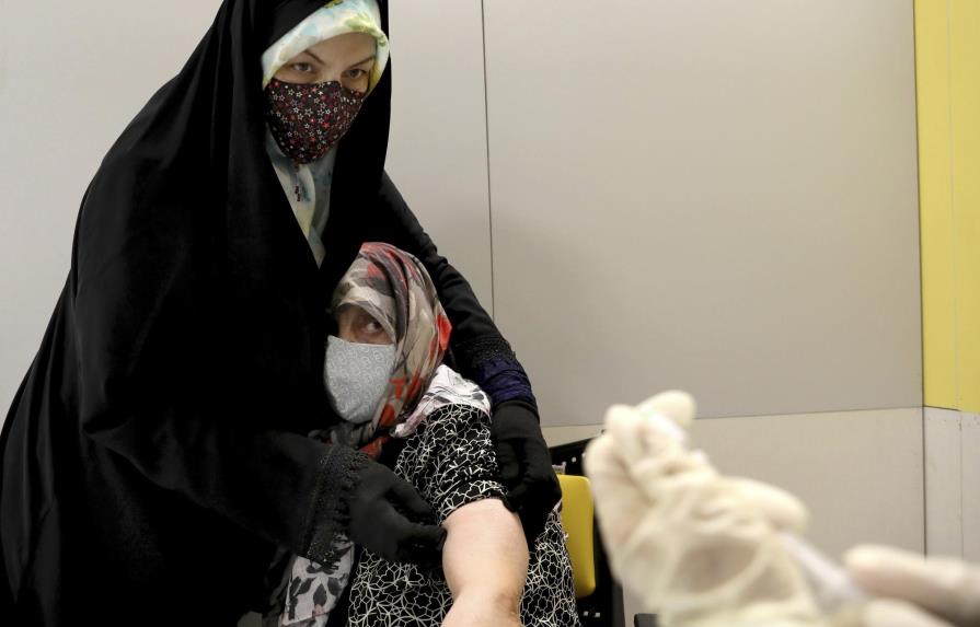 Irán aprueba primera vacuna contra COVID-19 desarrollada en el país