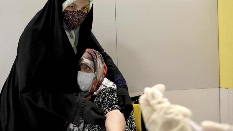 Irán aprueba primera vacuna contra COVID-19 desarrollada en el país