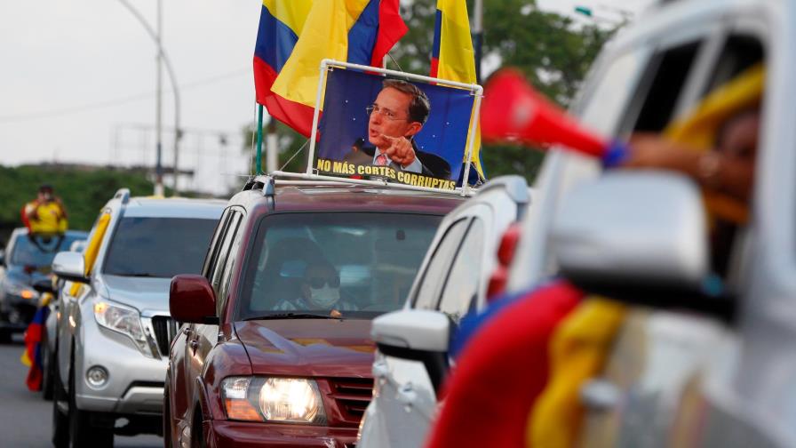 El uribismo sale en caravanas a las calles de Colombia en apoyo a su líder El uribismo sale en caravanas a las calles de Colombia en apoyo a su líder