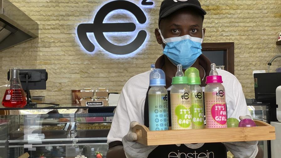 Nueva tendencia en cafeterías: servir bebidas en biberones