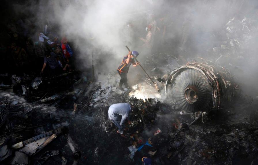 Aumentan a 60 los cadáveres recuperados de avión estrellado en Pakistán