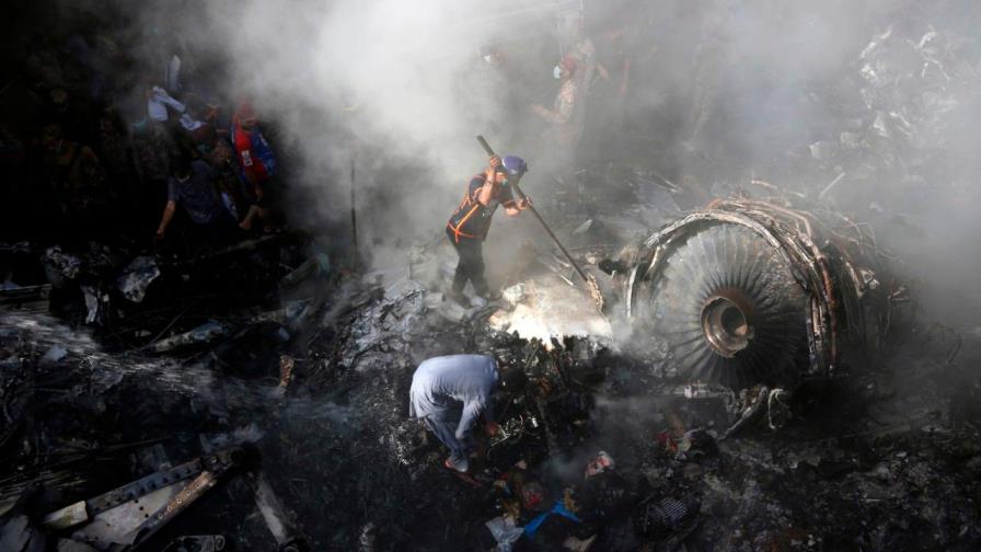 Aumentan a 60 los cadáveres recuperados de avión estrellado en Pakistán