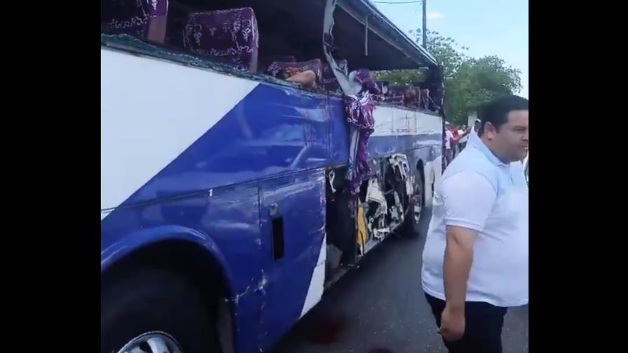 Accidente entre autobús y camión deja al menos dos muertos 