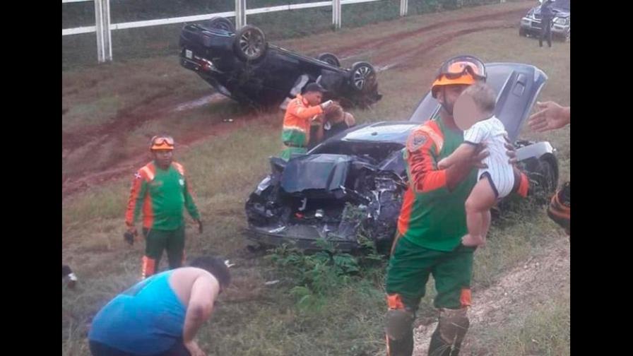 Bebé que quedó atrapado en auto durante accidente es sacado con vida