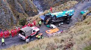 Autobús cae a un barranco y deja 19 fallecidos en Bolivia