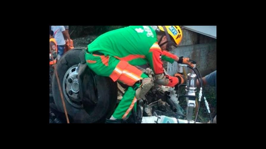 Camión cae por el río Jima y provoca tapón en la autopista Duarte