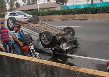 Conductor de carro arrolla tres policías en Las Américas; dos mueren