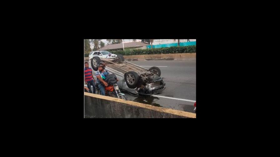 Conductor de carro arrolla tres policías en Las Américas; dos mueren Conductor de carro arrolla tres policías en Las Américas; dos mueren