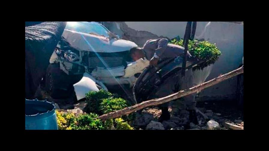 Patrulla de la Policía Nacional se estrella contra una vivienda en Cenoví