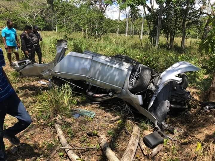 Mueren dos personas al chocar vehículo con un árbol en la carretera El Seibo-Miches