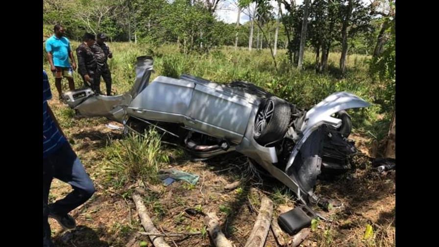 Mueren dos personas al chocar vehículo con un árbol en la carretera El Seibo-Miches