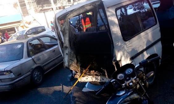 Camión choca varios vehículos tras fallarle los frenos en la República de Colombia 