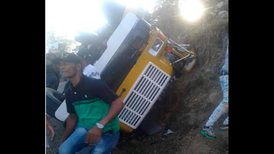 35 heridos al volcarse guagua que regresaba de una gira en San José de las Matas
