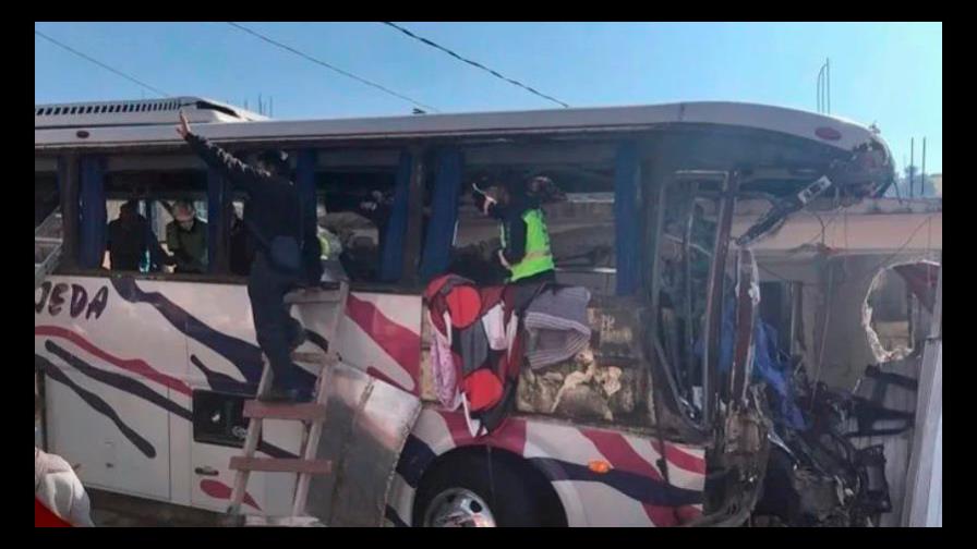 Mueren al menos 19 personas en accidente de bus en México