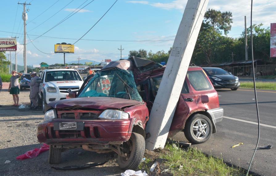 Hombre muere al impactar yipeta en poste del tendido eléctrico en autopista Duarte