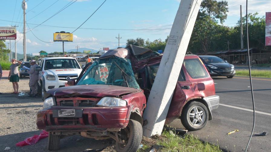 Hombre muere al impactar yipeta en poste del tendido eléctrico en autopista Duarte