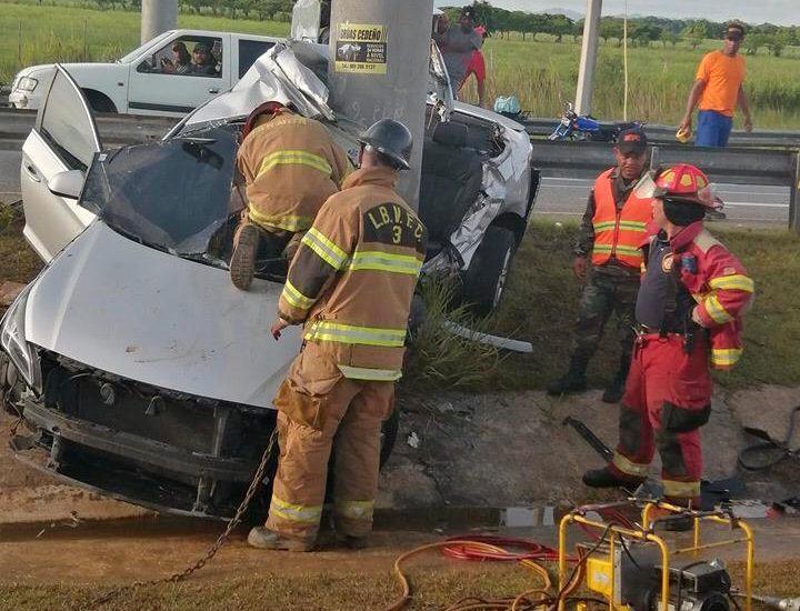 Un muerto y varios heridos en accidente en Autopista del Coral 