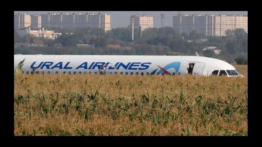 Un Airbus 321 aterriza de panza en un campo de maíz en las afueras de Moscú