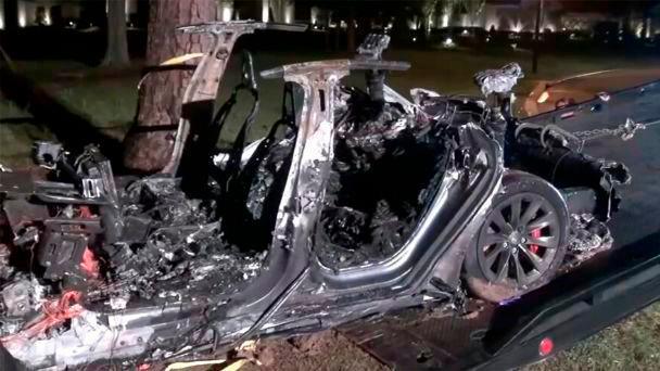 Tesla afirma que había alguien al volante de auto accidentado con resultado fatal