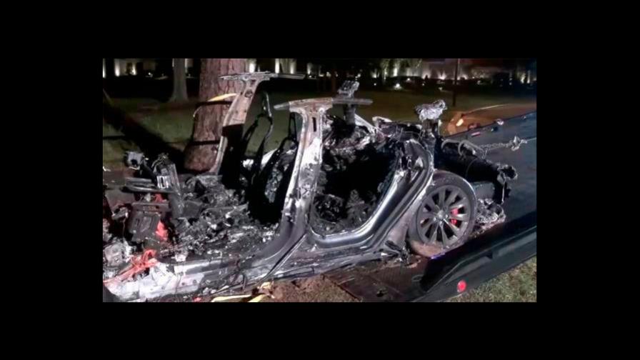 Tesla afirma que había alguien al volante de auto accidentado con resultado fatal