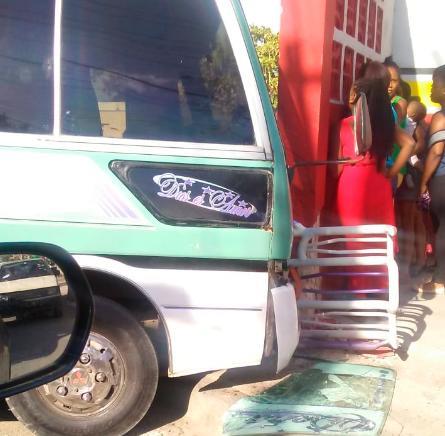 Mueren dos hombres en choque entre motor y minibús en San Felipe de Villa Mella
