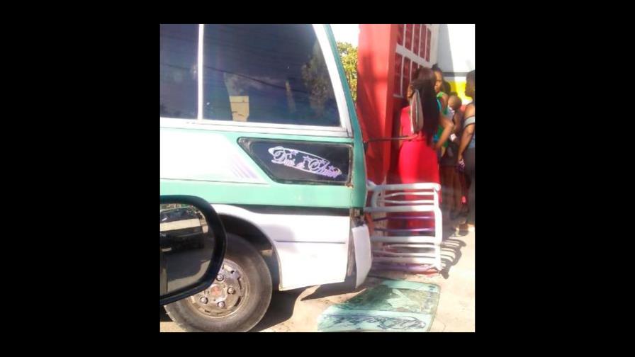 Mueren dos hombres en choque entre motor y minibús en San Felipe de Villa Mella