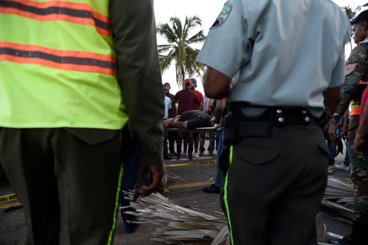 Momento en que personal del Inacif levanta el cadáver. 