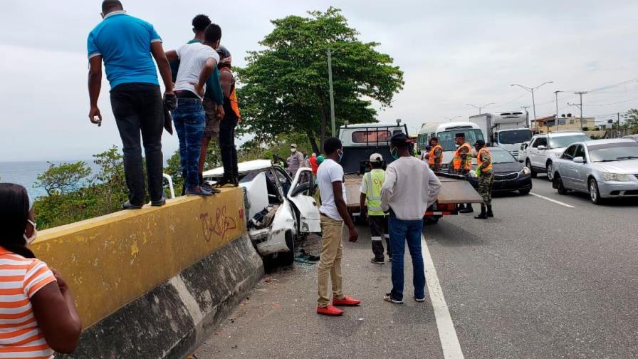 Muere conductor al estrellar vehículo en un muro de la autopista Las Américas