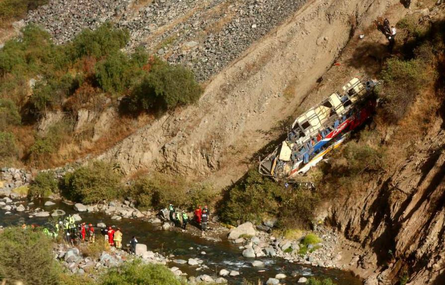 Al menos 32 muertos al caer autobús al abismo en ruta de Perú