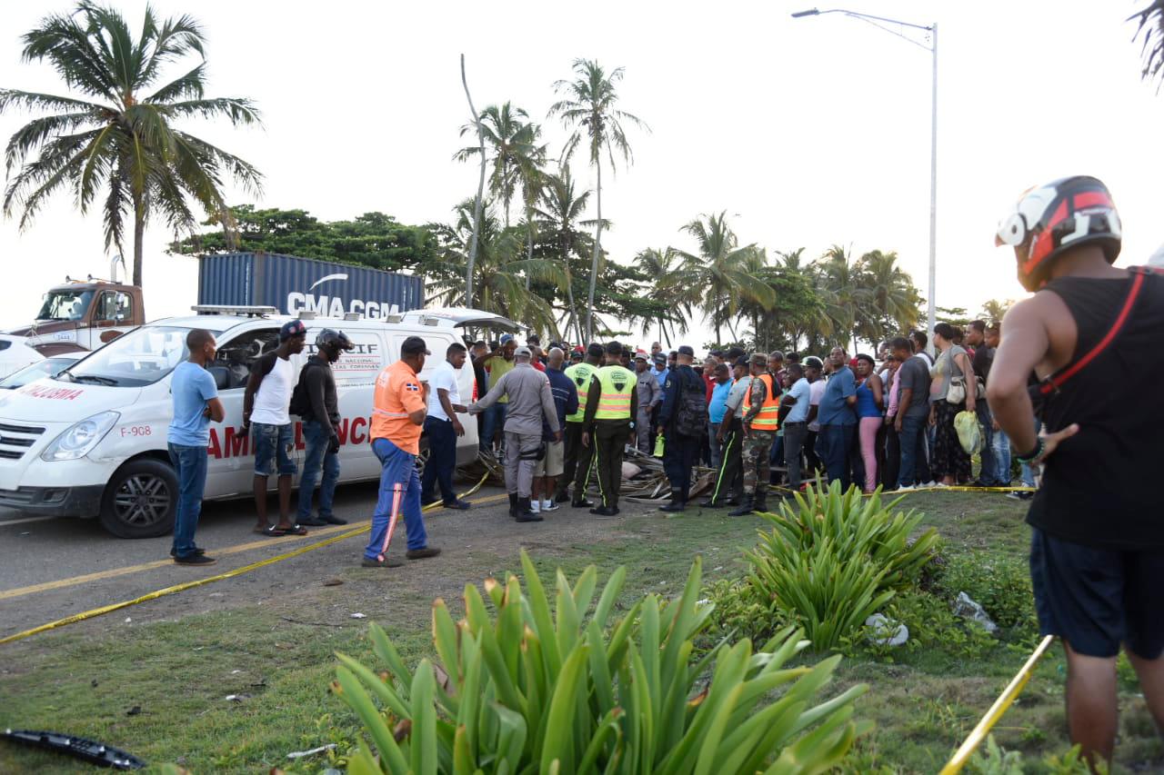Muchas personas se aglomeraron en el lugar del accidente. 