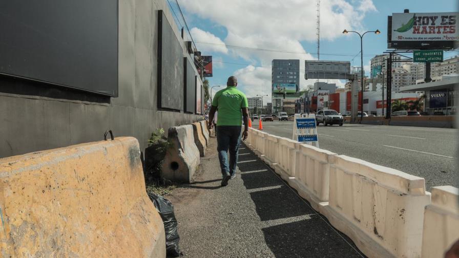 Espacios Públicos del cabildo habilita acera a peatones en la avenida 27 de Febrero Espacios Públicos del cabildo habilita acera a peatones en la avenida 27 de Febrero
