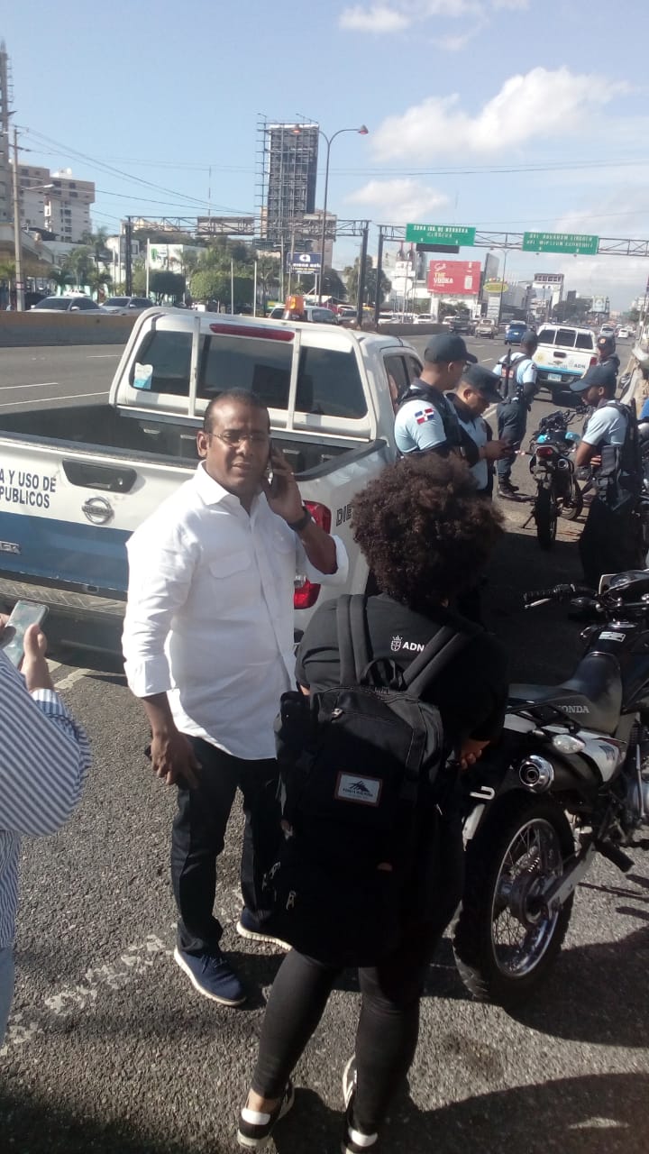 El director de Espacios Públicos del cabildo del Distrito Nacional, mientras dirigía la intervención