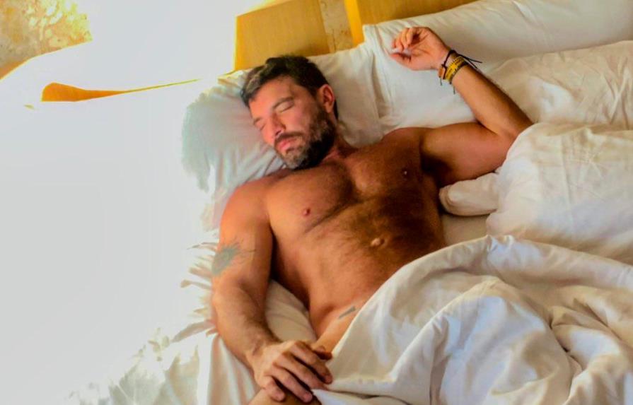 Actor Julián Gil alborota las redes desnudo en Punta Cana