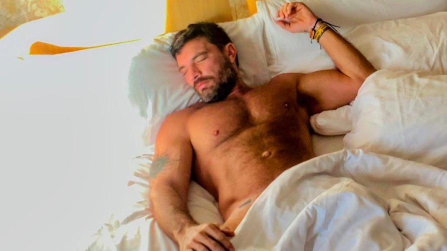 Actor Julián Gil alborota las redes desnudo en Punta Cana