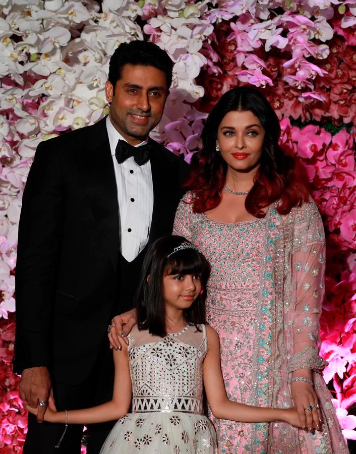 Los actores de Bollywood Abhishek Bachchan y su esposa Aishwarya Rai Bachchan posan con su hija Aaradhya cuando llegan para asistir a la boda de Akash Ambani, hijo del presidente de Reliance Industries, Mukesh Ambani, en Mumbai, India, 10 de marzo de 2019.