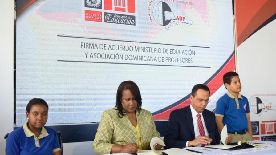 ADP y Ministerio de Educación logran acuerdo “por más y mejor educación” ADP y Ministerio de Educación logran acuerdo “por más y mejor educación”