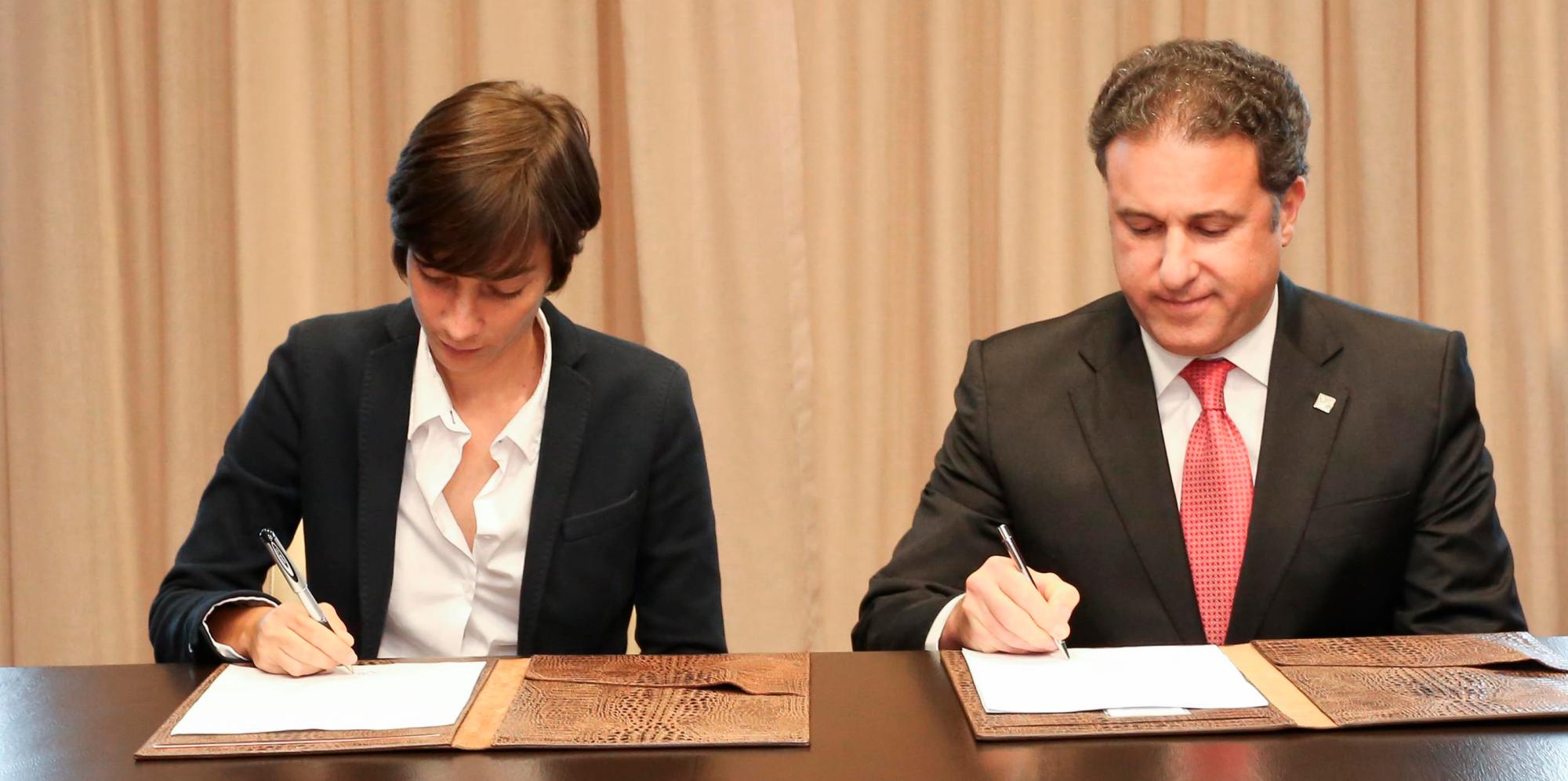 Firma de convenio entre RDenSeña y APAP.