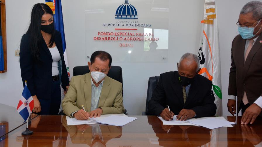 Autoridades firman acuerdo para impulsar producción de peces en el país
