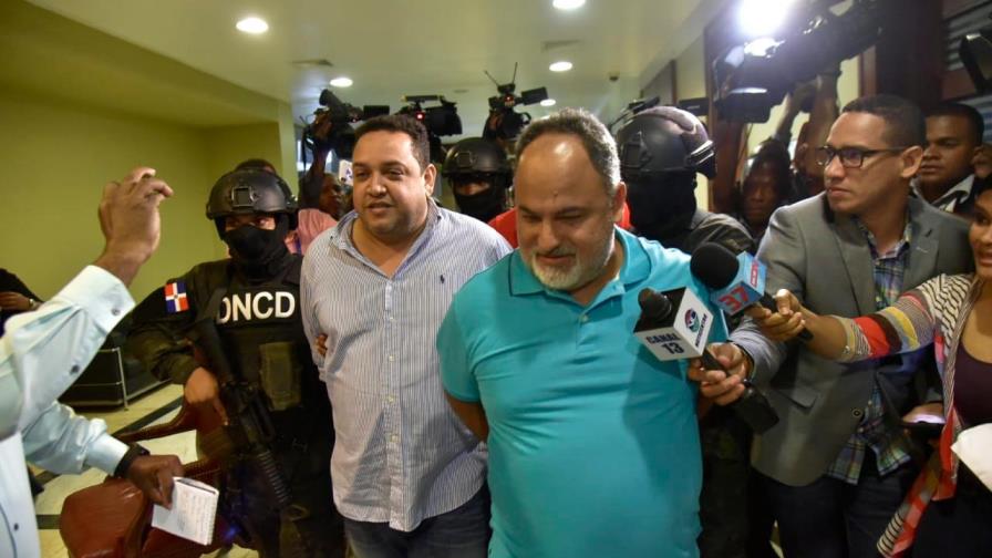 Implicados en caso César el Abusador son sacados de la DNCD por puerta trasera Implicados en caso César el Abusador son sacados de la DNCD por puerta trasera