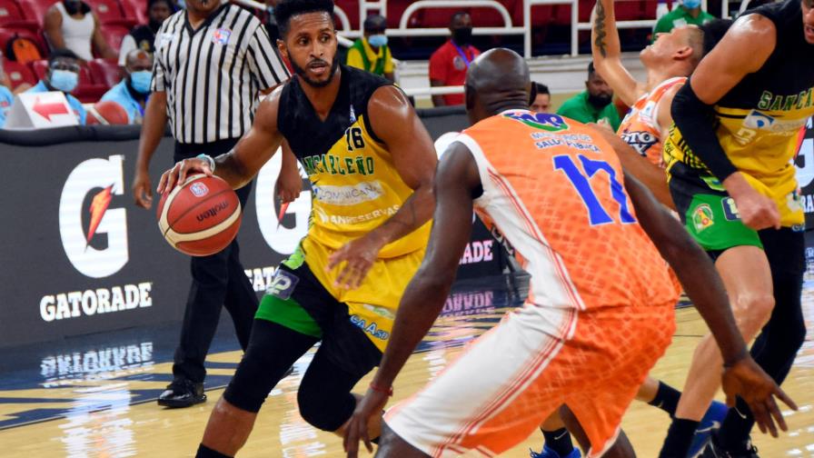 Canasta de Austin da dramático primer triunfo al club San Carlos