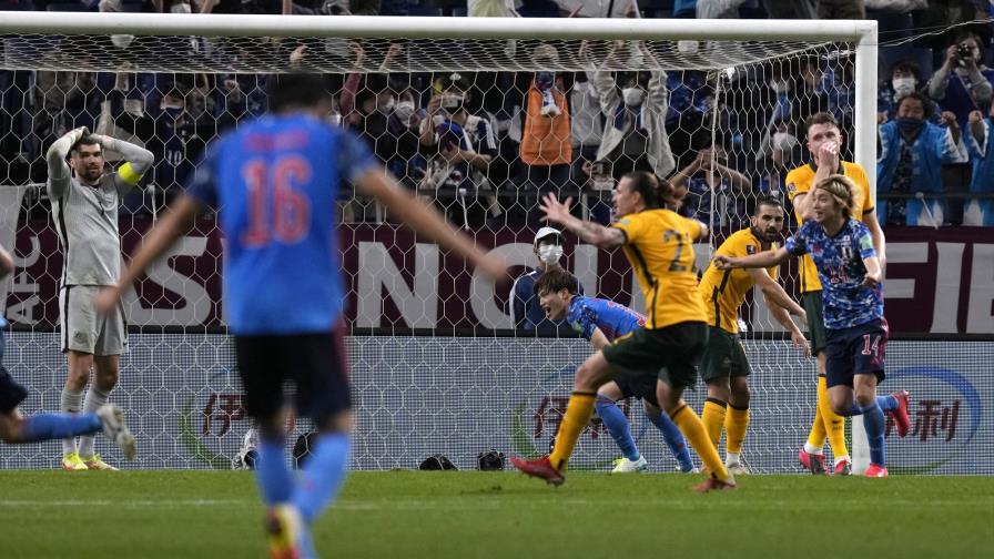 Japón derrota 2-1 a Australia y reflota en las eliminatorias