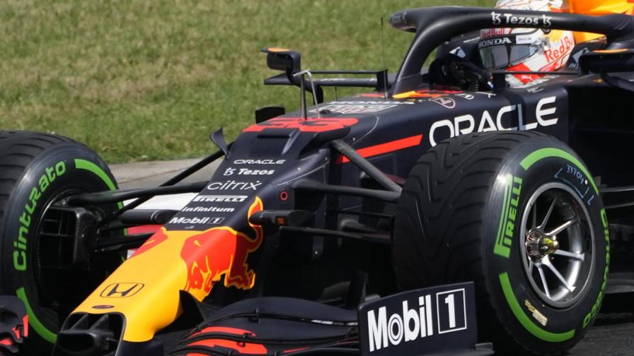 Verstappen busca reaccionar tras ceder liderato a Hamilton