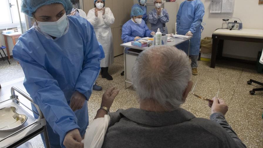 Italia: denuncian que grupos de interés se vacunan primero