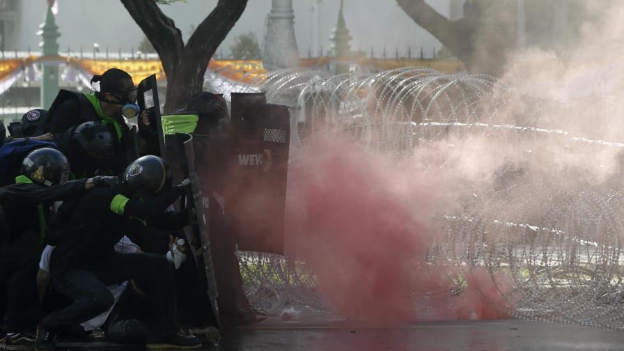 Policía de Tailandia reprime protestas con gas lacrimógeno