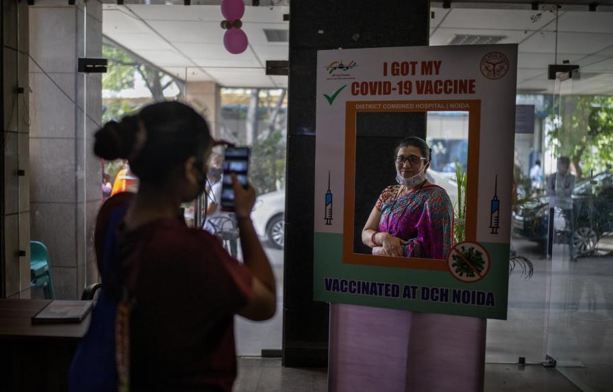 Modi recibe 2da dosis de vacuna, India bate récord de casos