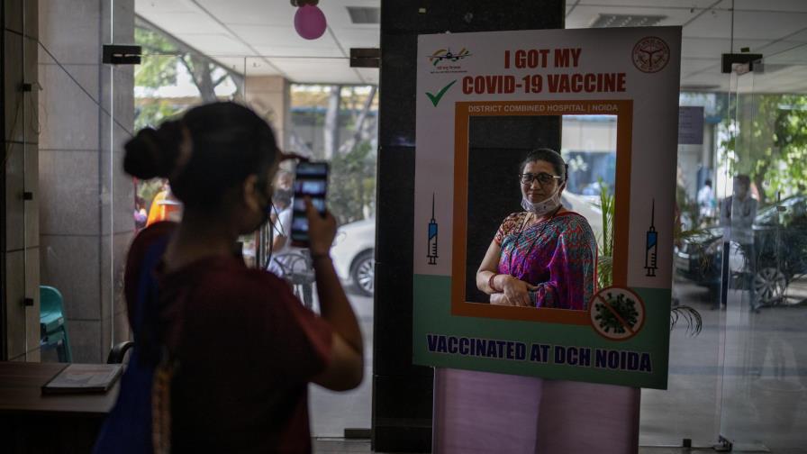 Modi recibe 2da dosis de vacuna, India bate récord de casos